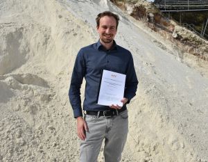 Adrian Zeh mit seiner Bachelorarbeit